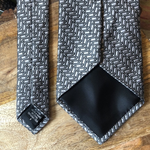 GEOFFREY BEENE 100% silk Grey Silver Textured “line” SafetyPin Pattern $129 NEW - Picture 8 of 16